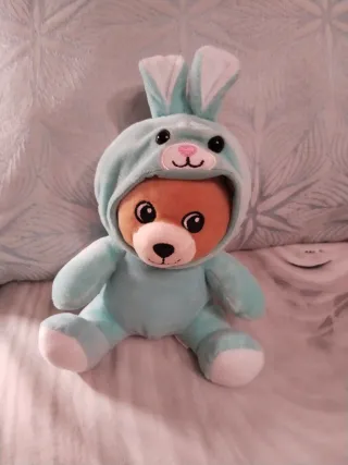 Peluche oso con capucha de conejo