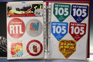 06. Gran lote pegatinas emisoras de radio extranjeras.