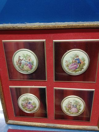 Piezas circulares, en Marco ornamentado,  porcelana Fragonard , decoración victoriana 26x26 cm.