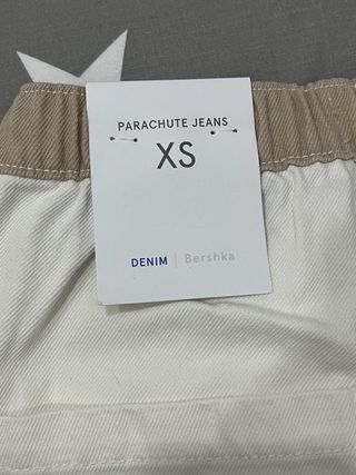 Pantalón cargo Bershka beige y blanco