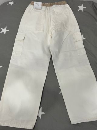 Pantalón cargo Bershka beige y blanco