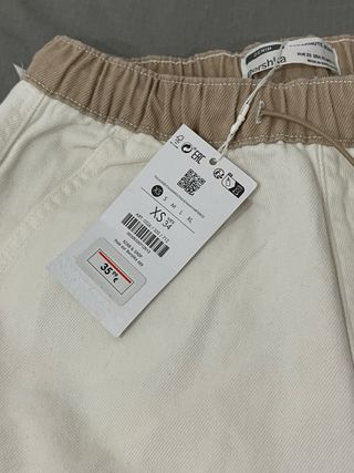 Pantalón cargo Bershka beige y blanco