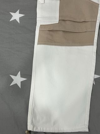 Pantalón cargo Bershka beige y blanco