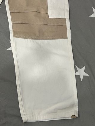 Pantalón cargo Bershka beige y blanco