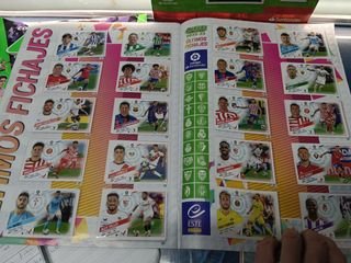 Álbum de cromos de futbol, Futbol Liga 2022-23. casi Completo. Panini ( faltan 4 cromos)