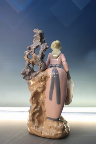 Figura muchacha porcelana Rex, Valencia. Hecha a mano.