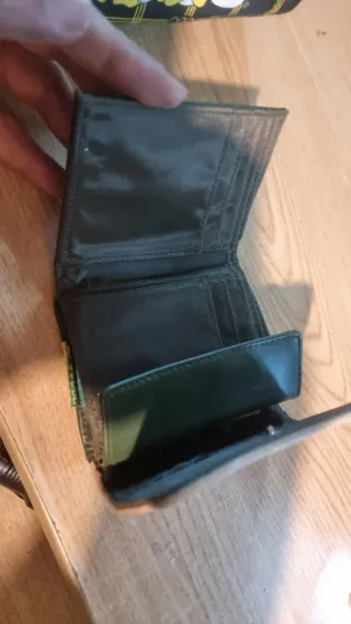 Cartera verde con ribete beige