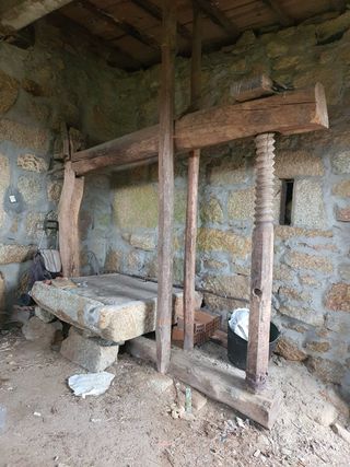 Prensa de vino de piedra antigua