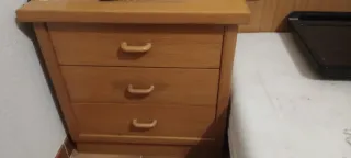 Mesita de noche de madera