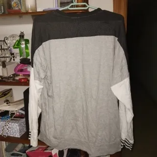 Camiseta Adidas Gris y Blanca