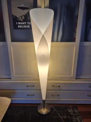 Lámpara de pie moderna blanca