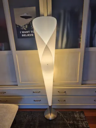 Lámpara de pie moderna blanca