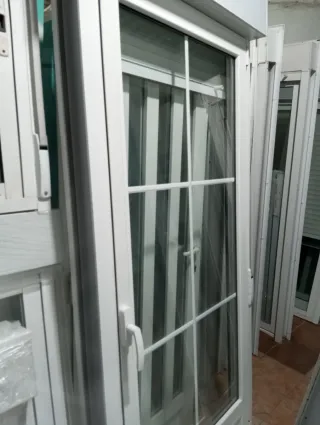 Puerta aluminio con persiana abatible
