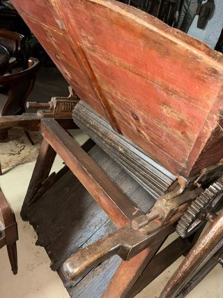 Estrujadora de uva antigua de madera