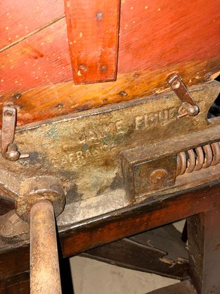 Estrujadora de uva antigua de madera