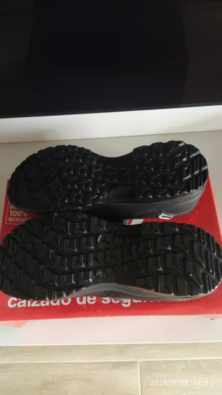 Zapatos negros de trabajo. Panter.