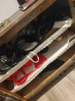 Mueble antiguo de madera y cristal