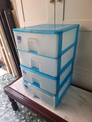 Cajonera de plástico azul y transparente