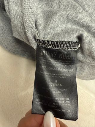 Chaqueta gris con capucha y cremallera