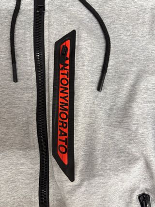 Chaqueta gris con capucha y cremallera