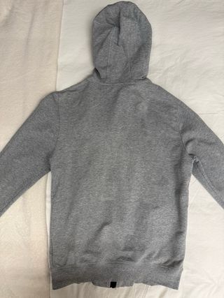Chaqueta gris con capucha y cremallera