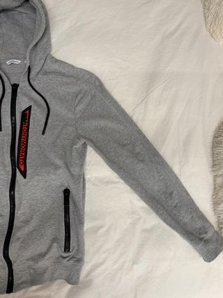 Chaqueta gris con capucha y cremallera