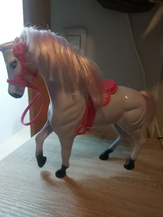 Caballo de juguete blanco con brida rosa