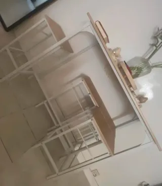 Mesa alta y 4 taburetes sin estrenar.Caja original