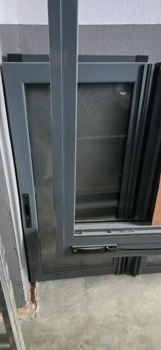 Ventana aluminio gris serie perimetral