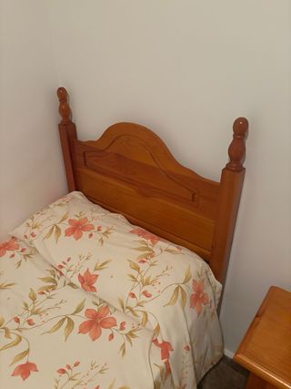 5 Colchones con Tapiflex y cabecero. Urge retirada