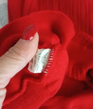 Maglioncino smanicato lana scollo V rosso