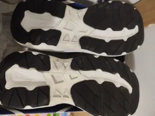 Deportivas unisex talla 34.