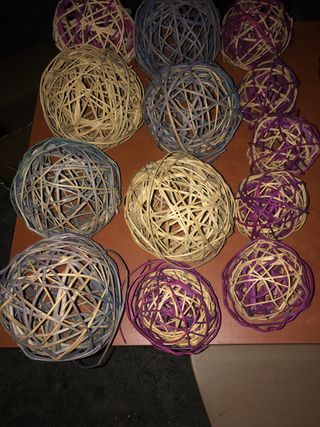 Adornos de ratán y mimbre beige y morado