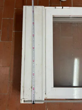 Puerta aluminio blanco con persiana 75x227 cms