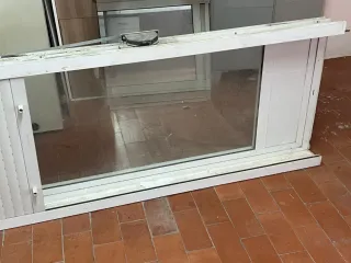 Puerta aluminio blanco con persiana 75x227 cms