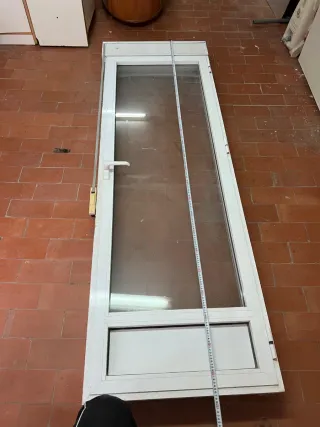 Puerta aluminio blanco con persiana 75x227 cms