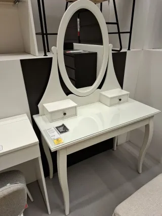 Aston Martin DB12 2025