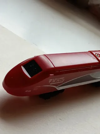 Tren eléctrico rojo