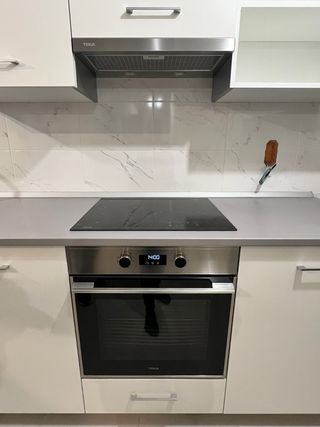 Cocina blanca y encimera gris