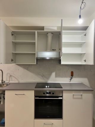 Cocina blanca y encimera gris