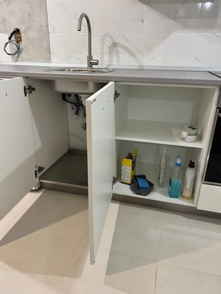 Cocina blanca y encimera gris