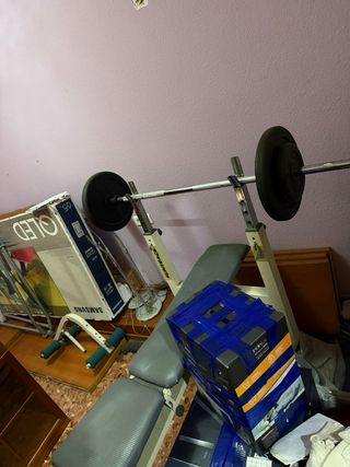 Banco de musculación con pesas