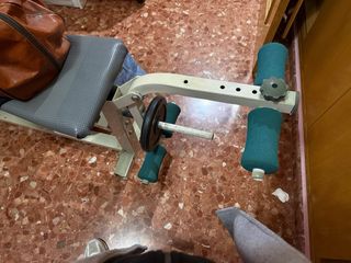 Banco de musculación con pesas