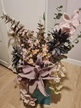 Jarrón azul con flores.