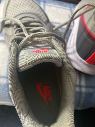 Zapatillas Nike grises y rojas