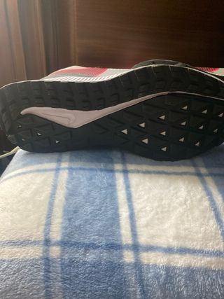 Zapatillas Nike grises y rojas