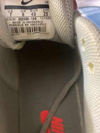 Zapatillas Nike grises y rojas