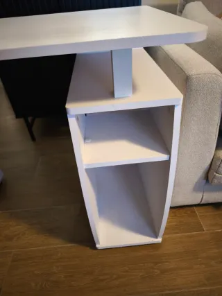 Escritorio blanco con cajones y hueco