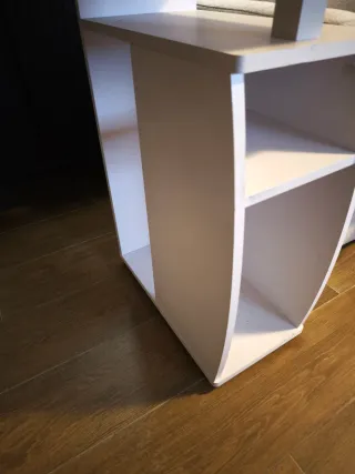 Escritorio blanco con cajones y hueco