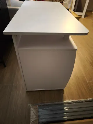 Escritorio blanco con cajones y hueco